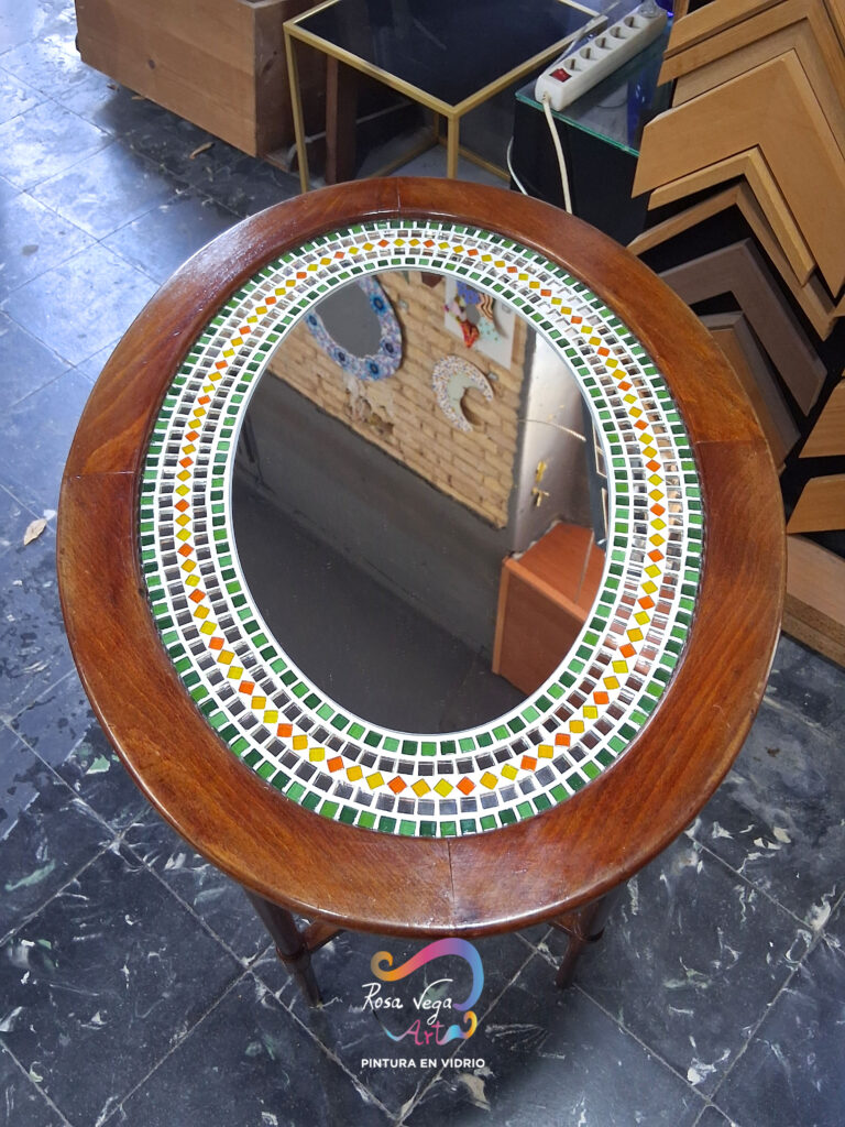 Mesa con mosaico de vidrio
